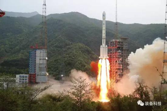 4月12日19时04分,我国实践十三号卫星在西昌卫星发射中心由长征三号乙运载火箭成功发射。这是我国首颗高通量通信卫星,通信总容量达20Gbps,超过我国已研制发射的通信卫星容量总和。