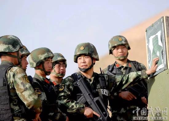 ▲褚旭亮与官兵一起研究射击技能