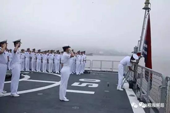 (韦慧晓参加升旗仪式)