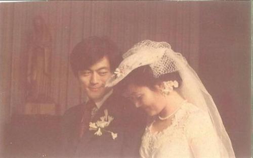 文在寅和金正淑的婚纱照。 图片来源:韩联社 文在寅和金正淑的婚纱照。 图片来源:韩联社