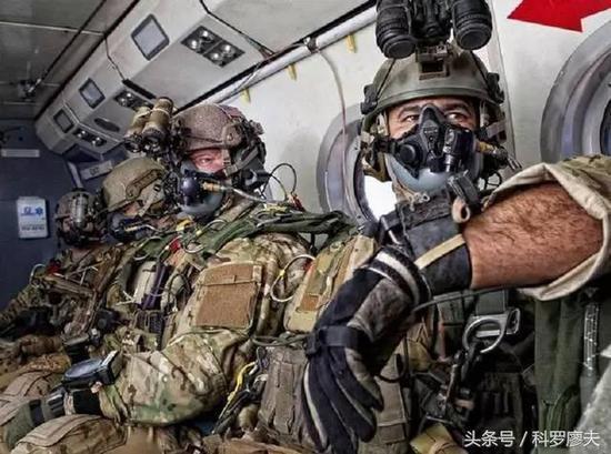 图片:美军高空特种跳伞的装具。