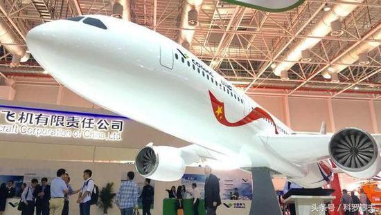 这是中国商飞在去年珠海航展上首次展示的C929宽体客机模型,能看出与波音787很接近,完全没有伊尔96的影子。