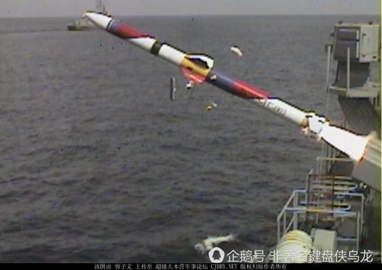 (测试中的海剑二型导弹,依然采用老掉牙的箱式发射装置)