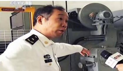 马伟明院士正在介绍新式技术