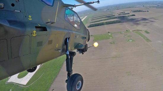 空降兵军直-10武装直升机在吉林公主岭空军场站进行实弹打靶训练。