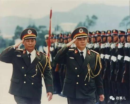 时任司令员刘镇武(右)与时任政委熊自仁