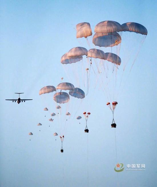 中国是世界上少有的掌握重型装备空投技术的国家之一。