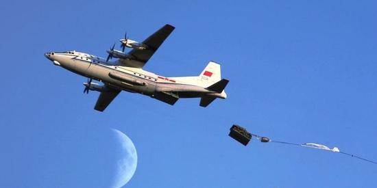 运-8一次可空投3辆ZBD-03空降兵战车。