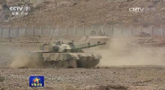 王宇驾驶96A型主战坦克与装甲步兵配合作战