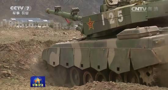 演习中的96A,在炮管上加装了烟雾发生器和激光接收器