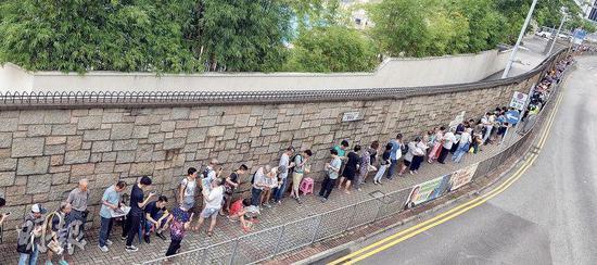 市民前晚起到3个军营外排队轮候参观辽宁号的门票。(图片来源:明报)