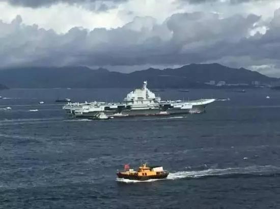 驶入香港维多利亚湾的辽宁舰