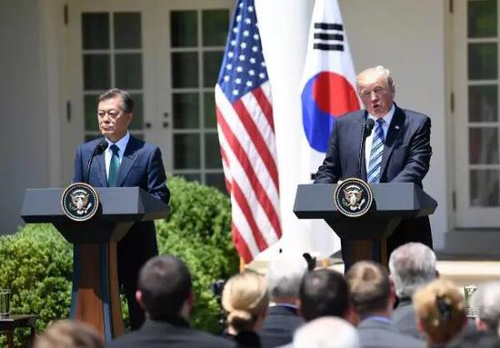 6月30日,在美国华盛顿白宫,美国总统特朗普(右)与韩国总统文在寅出席联合新闻发布会。(新华社发)