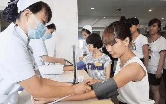 女子参军测试血压