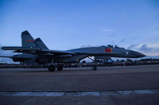 图说:“中国军网”英文网12日发布南部战区空军歼-11A战斗机进行训练前准备工作的照片。