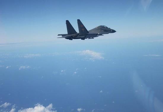 图说:今年5月,中国空军发布东部战区空军苏-30MKK战斗机带弹拦截美军核侦察机照片。