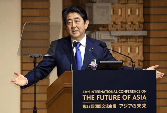 6月5日,日本首相安倍晋三在东京都举行的国际会议上发表演讲,就中国推进的“一带一路”倡议表示,如果条件成熟将进行合作。