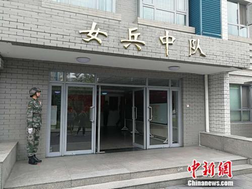 女兵中队楼外 中新网记者 张尼 摄