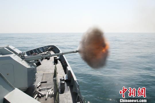 黄石舰组织训练——主炮对海射击。 张腾飞 摄
