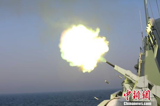黄石舰组织训练——副炮对空射击。 张腾飞 摄