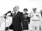 中国军舰现身俄罗斯海军节阅兵 普京出席并讲话