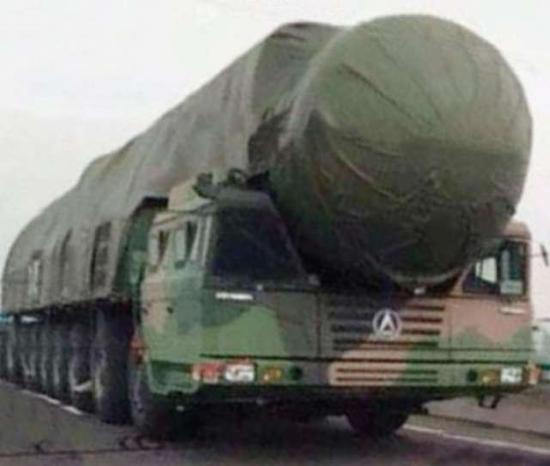 图片:疑似东风-41导弹发射车。