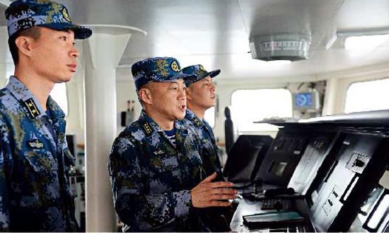 辽宁舰原舰长张峥(左二)在组织航行训练。国防部网站