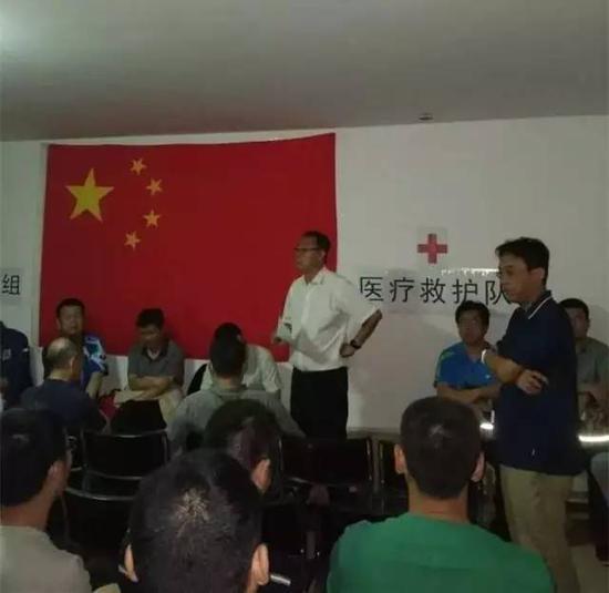 躲避在地下掩体中,国旗能给大家带来安全感