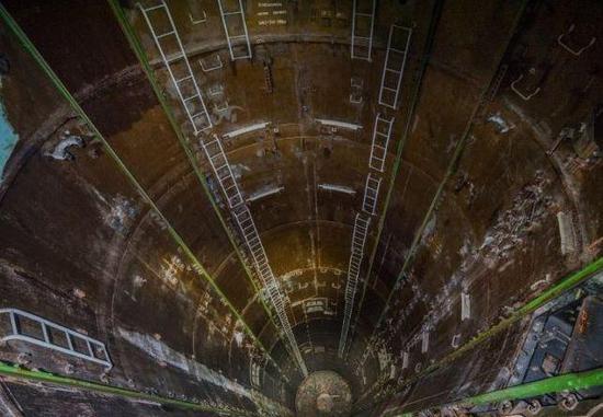 (R-36M巨大的地下掩体设施,发射井非常深)