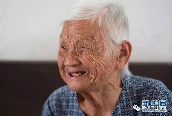 海南澄迈县中兴镇土龙村的王志凤(8月9日摄)。