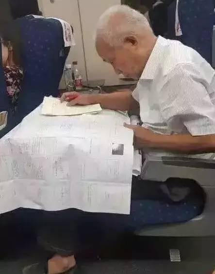 ▲ 坐高铁二等座的刘先林院士