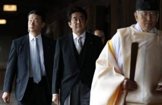 安倍参拜靖国神社