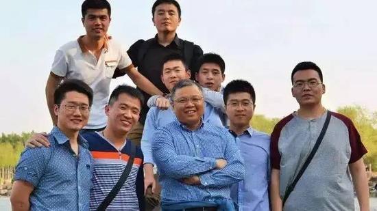 黄大年(前排中)与学生外出徒步