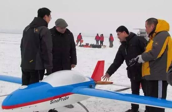黄大年及团队成员在极寒天气下进行固定翼无人机试飞。