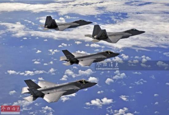 资料图:F-22与F-35联合编队飞行。