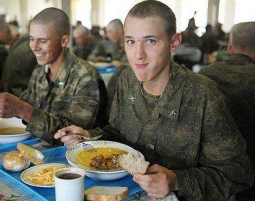 繁重的训练中一口可口的食物能让俄国士兵们笑逐颜开