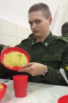 从这位俄国士兵的眼神中我们看到他吃得并不好