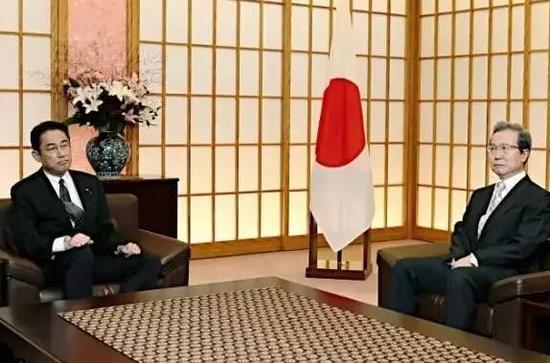 日本前外相岸田文雄(左)向中国大使提出抗议