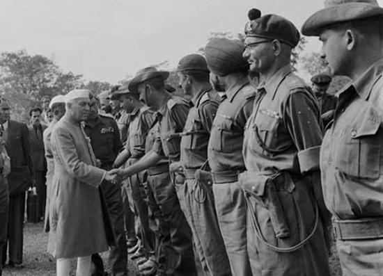 1962年中印边境战争时期,印度总理尼赫鲁与前线军人握手(资料图)