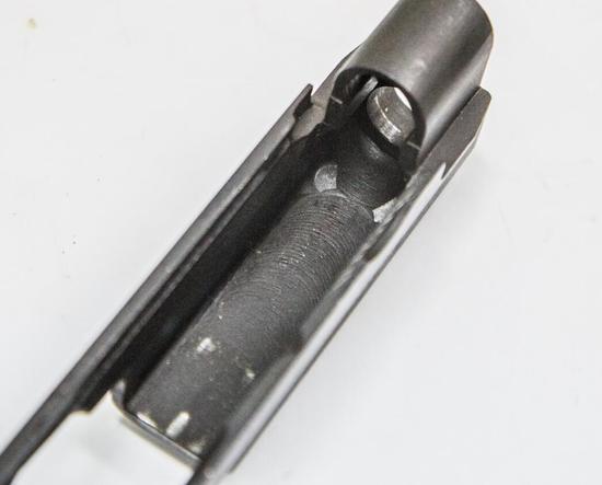 曾在网络上引起广泛讨论的另外一只国产9mm手枪,其内部部分做工确实难以称得上优秀