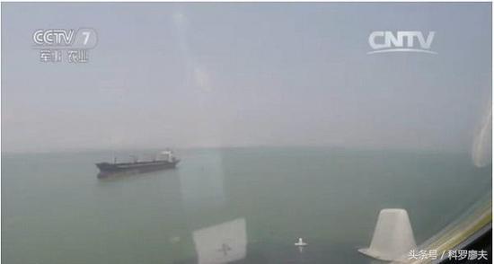 图片:轰6海上超低空飞行,海面轮船都清晰可见。