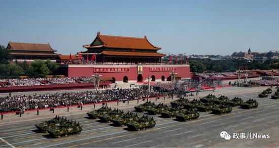 当时阅兵式上,共有6名中将、49位少将引领受阅部队接受检阅,他们或驾机、或徒步、或乘坐战车经过天安门广场。
