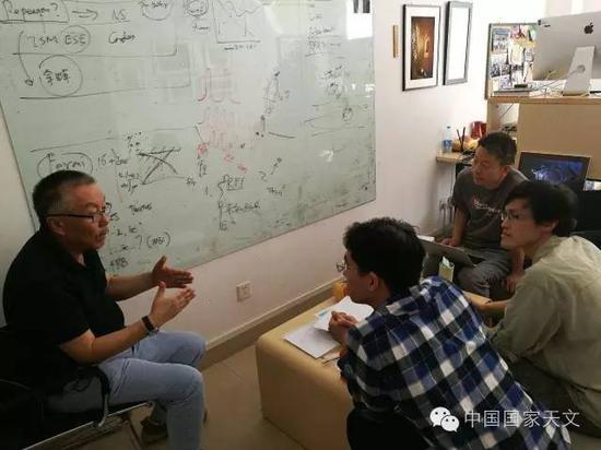 △南仁东(左一)、FAST项目科学家李菂(右一)