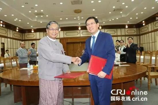 ▲洪亮大使与缅甸红十字会吴觉丁瑞部长(图片来源:国际在线)