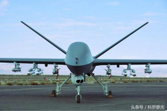 图片:彩虹5号的机翼下两侧,分别携带1枚100公斤激光制导炸弹,1枚新型的空地导弹和2枚AR-1空地导弹,共载弹8枚,足以在执行察打一体任务时执行多次打击任务。