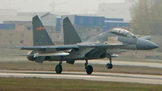 中国远程空空导弹已经采用了主动雷达加红外成像复合制导系统,注意弹头上面红外成像导引头