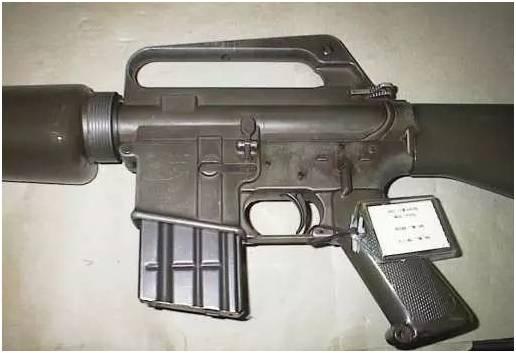 601型(Model 601)的柯尔特AR-15,图中的早期弹匣仍然是阿玛莱特的钢制弹匣,后来才改为铝合金弹匣。