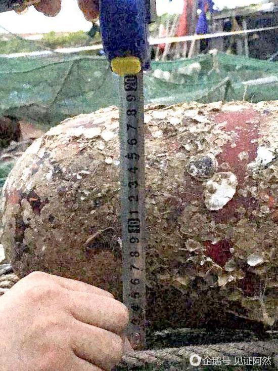图片:通过测量和边防战士人体的对比,这枚所谓的“鱼雷”实在太小。