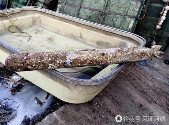 图片:渔民王先生打捞起来的锈迹斑斑的“鱼雷”。