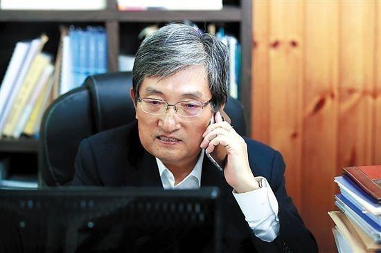 “白头搔更短,浑欲不胜簪。”赴华前,在接受新华社记者独家专访时,酷爱中国古诗词的卢英敏用这两句诗形容自己履新的复杂心情。